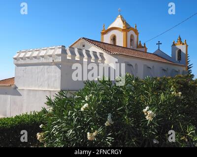 Chiesa Igreja de Nossa Senhora da Luz de Lagos a praia da Luz, Algarve, Portogallo Foto Stock