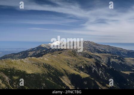 Costabona vista sulla vetta in autunno, guardando al massiccio del Canigou, nei Pirenei orientali (Pirenei Orientali, Occitanie, Francia) Foto Stock