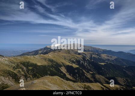 Costabona vista sulla vetta in autunno, guardando al massiccio del Canigou, nei Pirenei orientali (Pirenei Orientali, Occitanie, Francia) Foto Stock