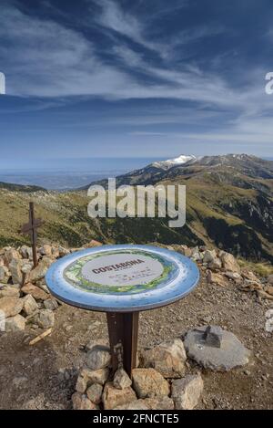 Costabona vista sulla vetta in autunno, guardando al massiccio del Canigou, nei Pirenei orientali (Pirenei Orientali, Occitanie, Francia) Foto Stock