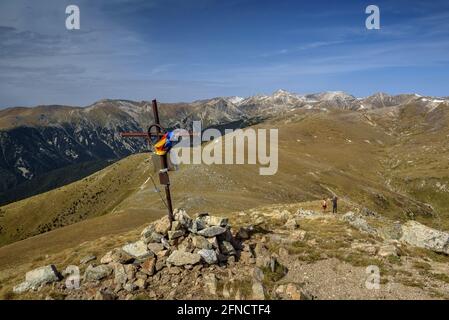 Vista sulla cima Costabona in autunno, guardando la regione di Vallter e Bastiments, nei Pirenei orientali (Ripollès, Catalogna, Spagna) Foto Stock