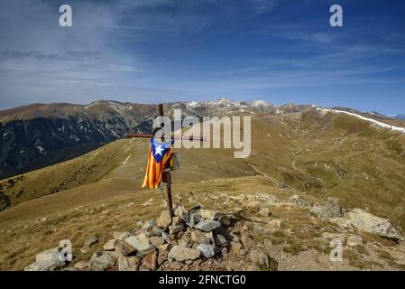 Vista sulla cima Costabona in autunno, guardando la regione di Vallter e Bastiments, nei Pirenei orientali (Ripollès, Catalogna, Spagna) Foto Stock