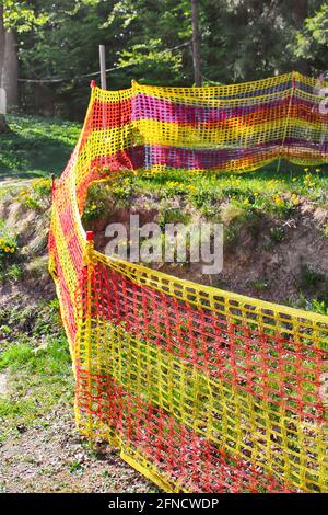 Rete arancione e gialla sulla stazione sciistica Bukovel in estate, Ucraina Foto Stock