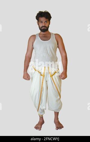 Modello dell'India meridionale in piedi con gilet e dhoti Foto Stock