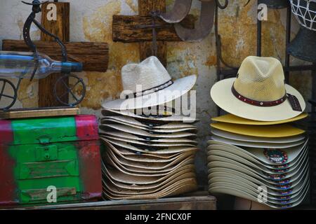 Negozio locale di souvenir con sombreros de charro i cappelli da cowboy tradizionali in Real de Catorce, la storica città fantasma di San Luis Potosí Messico. Foto Stock