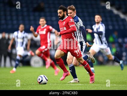 Mohamed Salah di Liverpool e West Bromwich Albion's Conor Townsend combattono per la palla durante la partita della Premier League ai Hawthorns, West Bromwich. Data immagine: Domenica 16 maggio 2021. Foto Stock