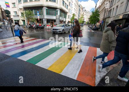 L'immagine mostra un attraversamento pedonale in colori arcobaleno, per sensibilizzare la popolazione LGBTQI+, nel centro della città o Foto Stock