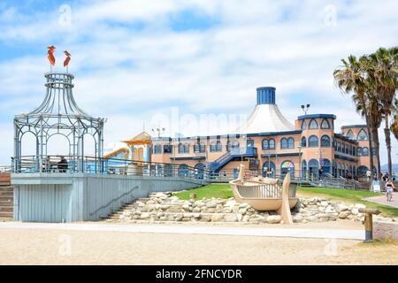 SANTA MONICA, CALIFORNIA - 15 MAGGIO 2021: Edificio Merry-Go-Round visto dal Pier Playground. Foto Stock