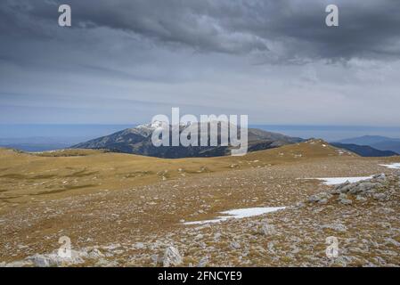 Roca Colom vista sulla vetta in autunno, guardando al massiccio del Canigou, nei Pirenei Orientali (Pirenei Orientali, Occitanie, Francia) Foto Stock