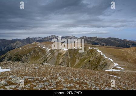 Roca Colom vista sulla vetta in autunno, guardando la regione di Vallter e Bastiments, nei Pirenei orientali (Ripollès, Catalogna, Spagna) Foto Stock