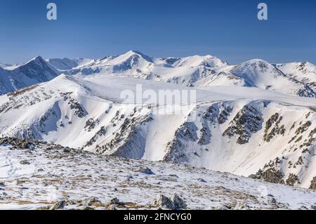 Roca Colom vista in cima in inverno, guardando la regione di Vallter e Bastiments, nei Pirenei orientali (Ripollès, Catalogna, Spagna) Foto Stock