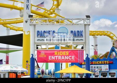 SANTA MONICA, CALIFORNIA - 15 MAGGIO 2021: Pacific Park, un parco divertimenti fronte oceano sul molo di Santa Monica, si affaccia direttamente sull'Oceano Pacifico. Foto Stock