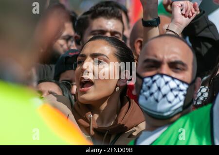 Glasgow, Scozia, Regno Unito. 16 maggio 2021. La gente partecipa a un raduno in George Square per la Palestina in mezzo al conflitto in corso con Israele, seguito da una marcia alla sede della BBC Scotland a Pacific Quay. Credito: SKULLY/Alamy Live News Foto Stock