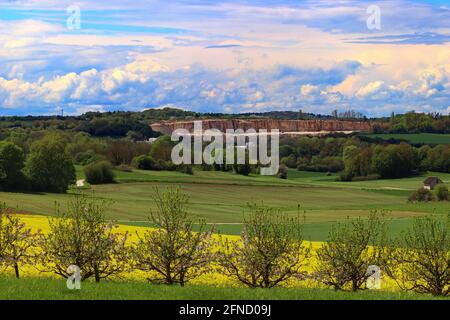 vista panoramica di una fossa di pietra contro il cielo Foto Stock