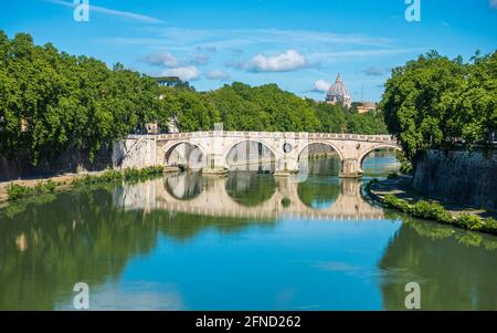 Bella vista da Ponte Sisto a Roma, con la cupola della Basilica di San Pietro sullo sfondo. Italia. Foto Stock