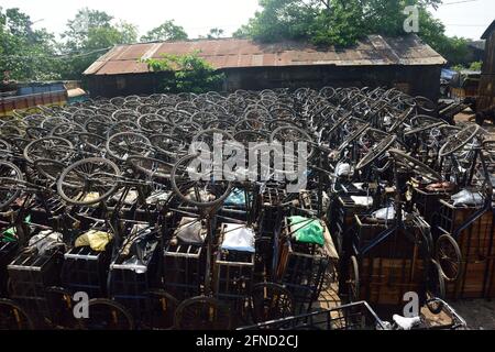 Kolkata, India. 02 gennaio 2014. Furgoni tirati a mano visti parcheggiati in un Garage dopo il blocco di 15 giorni a Kolkata. La gente deserterà le strade mentre il governo del Bengala occidentale dichiara un blocco di 15 giorni che comincia oggi per frenare i casi crescenti e le morti delle infezioni di COVID19. (Foto di Sumit Sanyal/SOPA Images/Sipa USA) Credit: Sipa USA/Alamy Live News Foto Stock