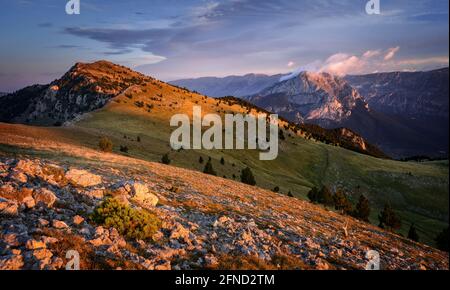 Alba sulla montagna Serra de Ensija, con il massiccio della Pedraforca sullo sfondo (Berguedà, Catalogna, Spagna, Pirenei) Foto Stock