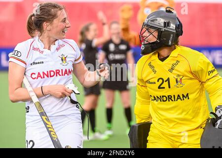 Stephanie Vanden Borre in Belgio e il portiere belga Aisling D'hooghe hanno ritratto Dopo una partita di hockey tra le Red Panthers belghe e. L'unità Foto Stock