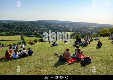 La gente gode la vista da Boxhill in Surrey in ritardo estate - una popolare attrazione turistica Foto Stock