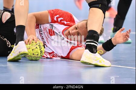 Stoccarda, Germania. 16 maggio 2021. Pallamano, Donne: Coppa DHB, finale quattro, finale nella Porsche Arena, HL Buchholz 08-Rosengarten - SG BBM Bieigheim. Evelyn Schulz di Buchholz-Rosengarten. Credit: Marijan Murat/dpa/Alamy Live News Foto Stock