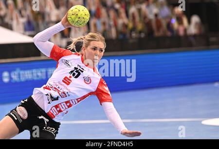 Stoccarda, Germania. 16 maggio 2021. Pallamano, Donne: Coppa DHB, finale quattro, finale nella Porsche Arena, HL Buchholz 08-Rosengarten - SG BBM Bieigheim. Kim Berndt di Buchholz-Rosengarten. Credit: Marijan Murat/dpa/Alamy Live News Foto Stock