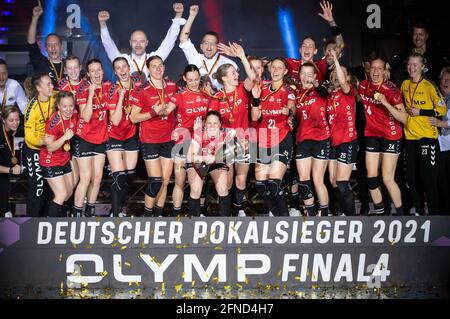 Stoccarda, Germania. 16 maggio 2021. Pallamano, Donne: Coppa DHB, finale quattro, finale nella Porsche Arena, HL Buchholz 08-Rosengarten - SG BBM Bieigheim. Il team di Bieigheim alla cerimonia di premiazione. Credit: Marijan Murat/dpa/Alamy Live News Foto Stock