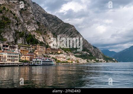 La cittadina di Limone o Lemone sul Garda Ai piedi dei Monti del Garda con pareti a strapiombo Sulla sponda nord-occidentale del Lago di Garda a nort Foto Stock