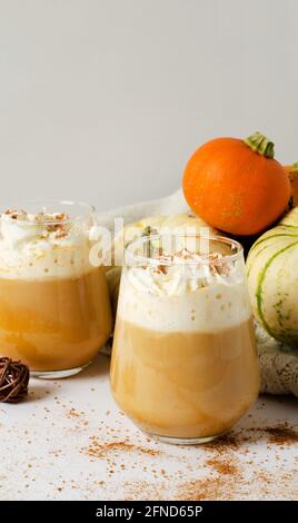 Latte di caffè di zucca. Bevanda calda speziata in un primo piano in vetro, messa a fuoco selettiva Foto Stock