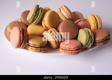 Macaron color pastello. Concetto culinario e di cucina con spazio di copia. Foto Stock