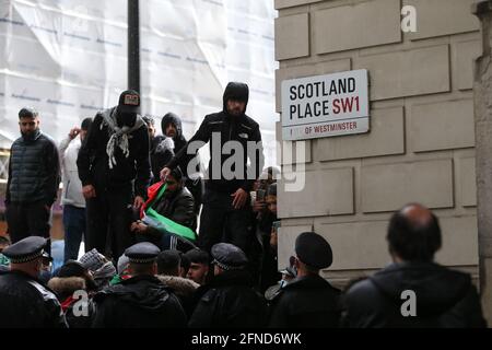 Londra, Inghilterra, Regno Unito. 16 maggio 2021. Il convoglio e i manifestanti hanno bloccato la strada fuori dall'ufficio del primo ministro britannico a Downing Street a Londra. Durante la protesta del Convoglio per la Palestina. Credit: Tayfun Salci/ZUMA Wire/Alamy Live News Foto Stock