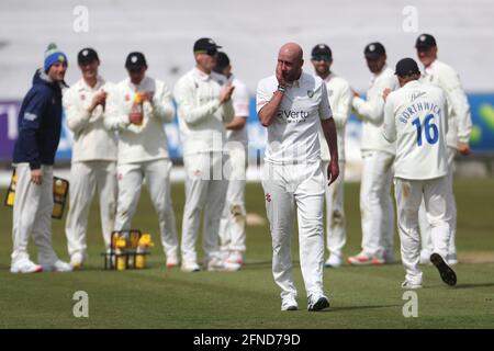 CHESTER LE STREET, REGNO UNITO. 16 MAGGIO un emozionante Chris Rushworth di Durham dopo aver preso il suo 528° wicket di prima classe per diventare Durham's leader wicket taker davanti a Graham Onions durante la partita LV= County Championship tra Durham County Cricket Club e Worcestershire a Emirates Riverside, Chester le Street domenica 16 Maggio 2021. (Credit: Mark Fletcher | MI News) Credit: MI News & Sport /Alamy Live News Foto Stock