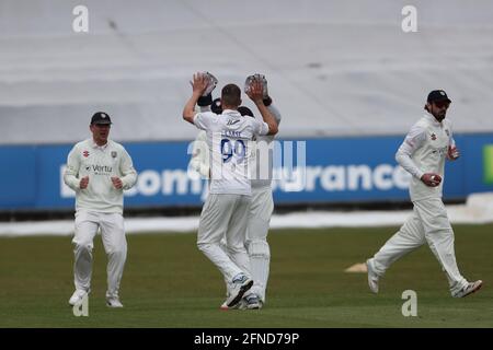 CHESTER LE STREET, REGNO UNITO. IL 16 MAGGIO Brydon Carse di Durham festeggia dopo aver intrappolato il Worcestershire Tom Fell LBW durante la partita del campionato LV= County Championship tra il Durham County Cricket Club e il Worcestershire a Emirates Riverside, Chester le Street, domenica 16 maggio 2021. (Credit: Mark Fletcher | MI News) Credit: MI News & Sport /Alamy Live News Foto Stock