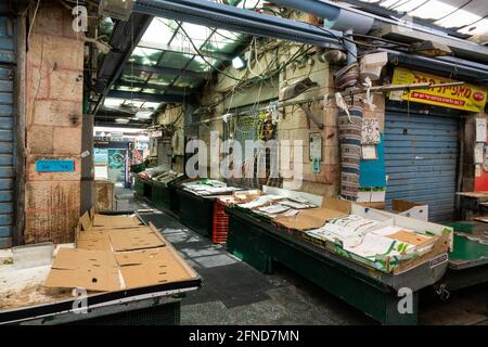 Bancarelle di frutta e verdura vuote coperte di cartelloni al mercato iracheno presso il mercato Mahane Yehuda durante Sabbath con tutti i negozi chiusi. Foto Stock