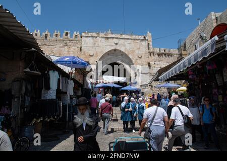 Persone che camminano la porta di Damasco nel quartiere musulmano della città vecchia di Gerusalemme. Foto Stock