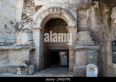 Antica porta Romana, resti di Aelia Capitolina, nella Città Vecchia di Gerusalemme. Foto Stock