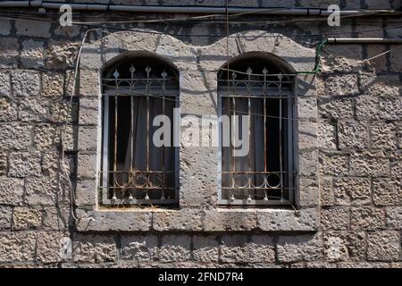 Dettaglio delle finestre di un vecchio edificio nel quartiere Nachlaot di Gerusalemme. Foto Stock