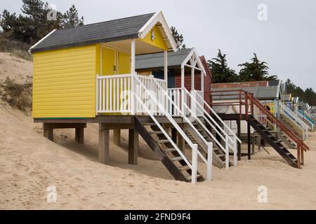 Fila di capanne sulla spiaggia di Wells-Next-Sea a Norfolk. Foto Stock