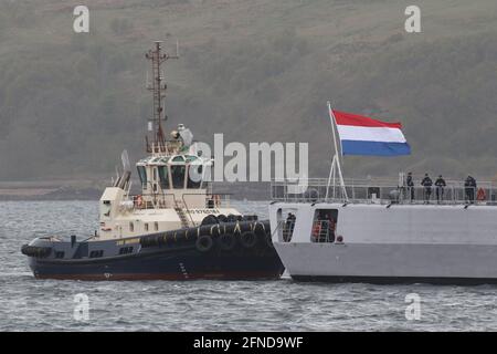 CMS Warrior, un'imbarcazione Damen ASD da 2310 rimorchiatore gestita da Clyde Maritime Services, che assiste con l'attracco della fregata Royal Netherlands Navy HNLMS Van Amstel al molo Fairlie sul Firth di Clyde. La fregata marina è sul Clyde per partecipare agli esercizi militari Strike Warrior, Joint Warrior 21-1, e formidabile Shield 2021. Foto Stock