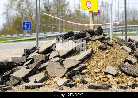 pelo di ghiaia con pezzi rotti di asfalto sul lato dell'autostrada durante le riparazioni Foto Stock