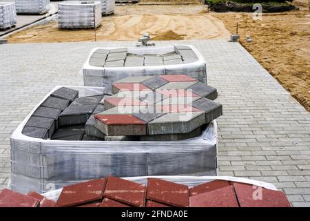 pavimentazione con lastre di pavimentazione di diversi colori, vista del cantiere con materiali Foto Stock