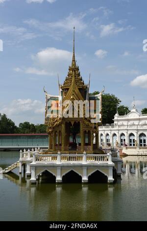 Aisawan Dhiphya-Asana, o il Padiglione galleggiante, nei terreni del Palazzo reale di Bang Pa-in, provincia di Ayutthaya, Thailandia Foto Stock