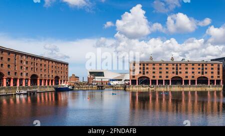 Un panorama multi-immagine di canoe sul grazioso Albert Dock di fronte al famoso skyline di Liverpool. Peaking sopra la parte superiore dei vecchi magazzini Foto Stock