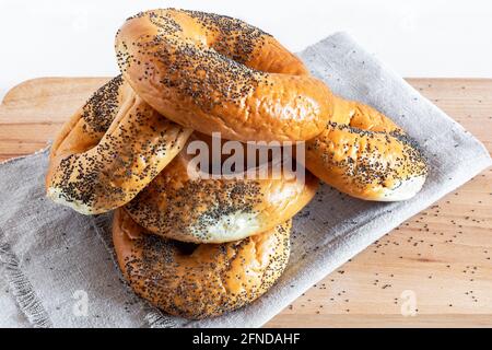 Bagel con semi di papavero su un tovagliolo Foto Stock