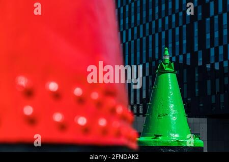 Immagine che riempie il telaio di una vecchia boa rossa e verde sul lungomare di Liverpool, utilizzata come dispositivo di navigazione nel Mare d'Irlanda. Foto Stock