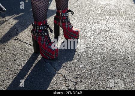 L'artista locale Jessica Wilmot indossa scarpe con tacco alto in tartan al Drive N Drag salva 2021 a Seattle sabato 15 maggio 2021. Il supereroe loro Foto Stock