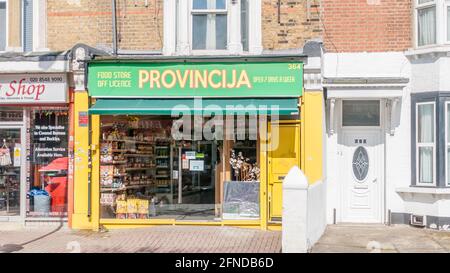 Negozio di alimentari Provinciga e fuori licenza, Kathrine Road, Forest Gate, Newham, Londra Foto Stock