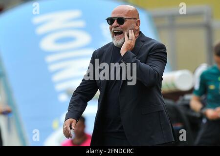 Benevento, Italia. 16 maggio 2021. Serie Cosmi allenatore di Crotone, durante la partita della serie italiana UN campionato tra Benevento vs Crotone risultato finale 1-1, partita disputata allo stadio Ciro Vigorito. Benevento, 16 maggio 2021. (Foto di Vincenzo Izzo/Sipa USA) Credit: Sipa USA/Alamy Live News Foto Stock