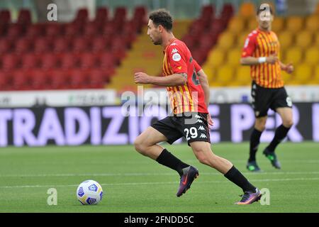 Benevento, Italia. 16 maggio 2021. Artur Ionita giocatore di Benevento, durante la partita della serie italiana UN campionato tra Benevento vs Crotone risultato finale 1-1, partita disputata allo stadio Ciro Vigorito. Benevento, 16 maggio 2021. (Foto di Vincenzo Izzo/Sipa USA) Credit: Sipa USA/Alamy Live News Foto Stock