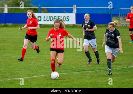 Port Talbot, Galles. 16 maggio 2021. Grace Morris of Cyncoed Ladies dribbles la palla durante la partita di Orchard Welsh Premier Women's League tra Port Talbot Town Ladies e Cyncoed Ladies al Victoria Road Stadium di Port Talbot, Galles, Regno Unito, il 16 maggio 2021. Credit: Duncan Thomas/Majestic Media/Alamy Live News. Foto Stock