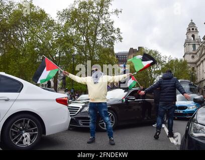 Londra, Regno Unito. 16 maggio 2021. I manifestanti bloccano il traffico in Piazza del Parlamento. I manifestanti si sono riuniti fuori Downing Street a sostegno della Palestina mentre le tensioni tra Israele e Palestina sono in aumento. Vuk Valcic/Alamy Live News Foto Stock